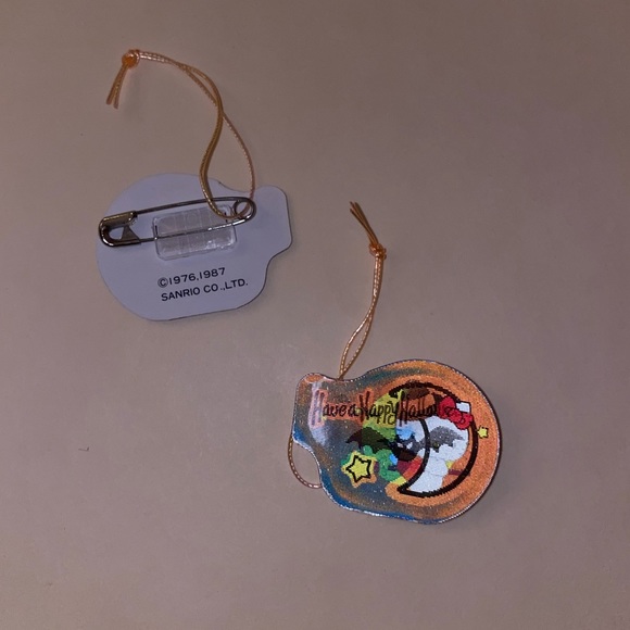 Hello Kitty Halloween Pins - Picture 4 of 4